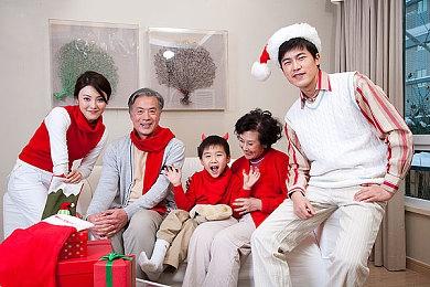 《完蛋我被美女包围2》新花絮 两美女展示手势舞